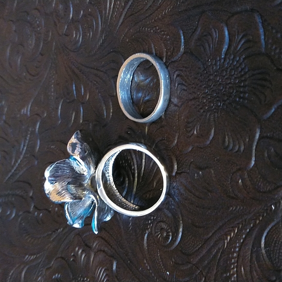Set of Costume Jewelry Rings - Picture 3 of 9